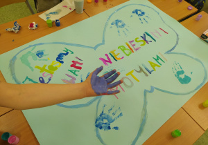 Plakat motyla namalowany przez uczniów